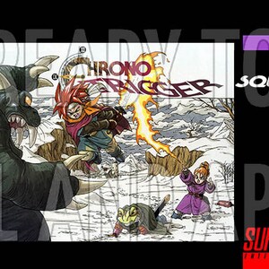 Może przedstawiać: Gra Super Nintendo Chrono Trigger, z czarną obudową i fioletowym paskiem, z tytułem gry w kolorze białym. Na froncie kasety widoczna jest scena z gry, przedstawiająca rudowłosego bohatera walczącego z potworem w śnieżnym krajobrazie. Gra jest licencjonowana przez Nintendo i wydana przez Squaresoft.