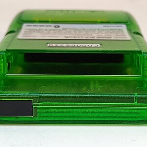 Puede incluir: Un cartucho de Game Boy Color verde transparente. El cartucho tiene forma rectangular con una ranura para el juego. La parte posterior del cartucho tiene una etiqueta blanca con texto y un n&uacute;mero de serie. El cartucho est&aacute; hecho de pl&aacute;stico.