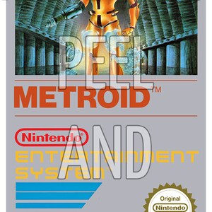 Może przedstawiać: Wkład do gry wideo vintage do konsoli Nintendo Entertainment System. Wkład jest szary z czerwoną i ż&oacute;łtą etykietą z napisem "Metroid" i przedstawia postać w ż&oacute;łtym i czerwonym stroju trzymającą broń. Etykieta zawiera r&oacute;wnież tekst "Ready to Play" i "Version Espa&ntilde;ola".