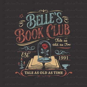 Może przedstawiać: Grafika z napisem "BELLE'S BOOK CLUB" w kolorze niebieskim i czerwonym, z napisem "Tale as old as Time" poniżej. Czerwona róża w szklanej kopule na otwartej książce. Projekt zawiera rok 1991.