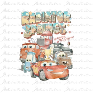 Op de afbeelding: Afbeelding met de tekst "Radiator Springs" in een vintage ansichtkaartstijl, met illustraties van personages uit de film Cars, waaronder Lightning McQueen, Mater en Mack. Er is ook een gouden trofee afgebeeld.