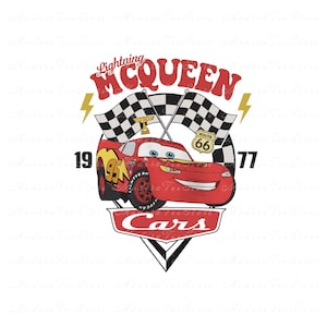 K&ouml;nnte beinhalten: Rotes Rennwagen mit der Nummer 95 an der Seite, mit den Worten "Lightning McQueen" und "Cars" in einem Vintage-Logo. Das Auto ist von karierten Flaggen und einem Route 66-Schild umgeben.