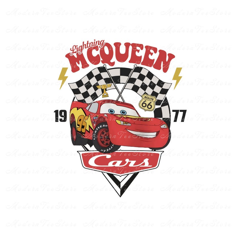 K&ouml;nnte beinhalten: Rotes Rennwagen mit der Nummer 95 an der Seite, mit den Worten "Lightning McQueen" und "Cars" in einem Vintage-Logo. Das Auto ist von karierten Flaggen und einem Route 66-Schild umgeben.