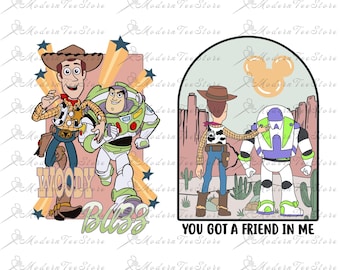 Può includere: Due immagini dei cartoni animati di Woody e Buzz Lightyear di Toy Story. Un'immagine li mostra mentre corrono con il testo "Woody Buzz". L'altra immagine li mostra in piedi con il testo "You Got A Friend In Me".