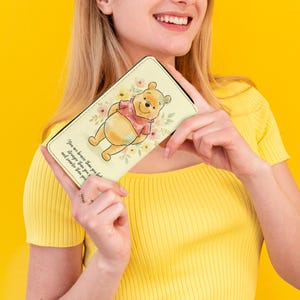 Reißverschluss Winnie the Pooh Geldbörse – Portemonnaie buttergelb mit Pooh Bär & Blumen – Zitat Geschenk Mädchen – süßes Cartoon Accessoire