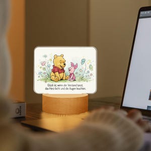 Nalle Puh LED-lampa med ordspråk – Nattlampa med träbas – Barnrumsdekoration med Nasse – Present till vänner, barn och familj