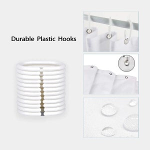 Pu&ograve; includere: Tenda da doccia bianca in tessuto impermeabile. La tenda ha una fila di occhielli argentati in alto ed &egrave; fornita con un set di ganci per tenda da doccia in plastica bianca. "Durable Plastic Hooks" &egrave; scritto in nero nella parte superiore dell'immagine.