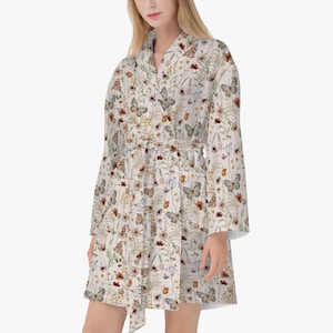 Bata de baño beige con diseño de mariposas y flores silvestres | Bata de mujer | Bata con motivo de naturaleza | Albornoz acogedor | Un regalo para ti