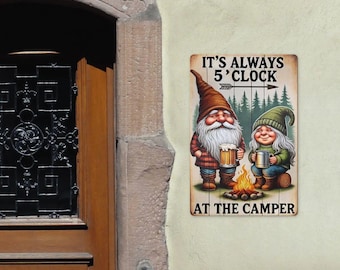 Cartel de hojalata "Siempre son las 5 en punto" - Divertido cartel de metal Camper Wichtel | Letrero de jardín vintage, decoración para camping, letrero divertido, regalo para campistas