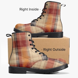 Könnte beinhalten: Ein Paar braune und beige karierte Stiefeletten mit schwarzen Schnürsenkeln. Die Stiefeletten stehen auf einem braunen Karton mit dem Text "Right Outside" auf der Seite.