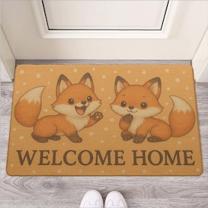 Welcome Home Fußmatte mit süßen Füchsen – Kawaii Türmatte als Geschenk zum Einzug | Niedliche Tier Deko für Zuhause | Geschenkidee Familie