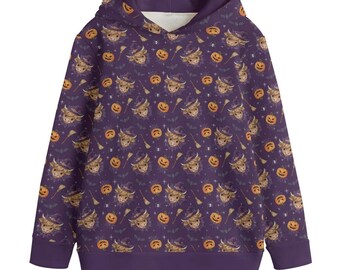 Könnte beinhalten: Ein lila Kapuzenpullover mit einem Halloween-Muster. Das Design zeigt Cartoon-Hexenkühe, Kürbisse, Fledermäuse und Besen. Der Kapuzenpullover hat eine lila Kapuze und Bündchen.