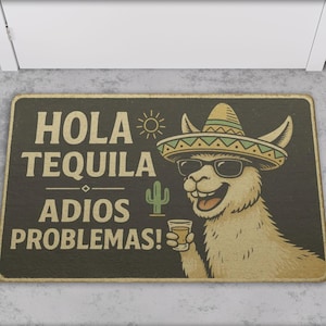 Puede incluir: Felpudo rectangular con fondo negro y una llama sonriente con gafas de sol y sombrero. La alfombra tiene las palabras "HOLA TEQUILA ADIOS PROBLEMAS!" y un cactus.