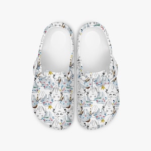 Fun tooth pattern clogs for children and adults – Comfortable work clogs as slippers, slip-on garden shoes, and everyday mules.