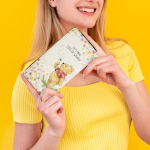 Carteira do Ursinho Pooh com frase personalizada – carteira floral com o Ursinho Pooh – ideia de presente para meninas e mulheres – doce e brincalhona