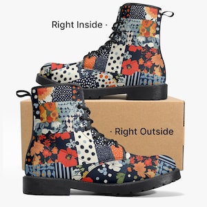 Op de afbeelding: Veterlaarzen met een patchwork-ontwerp. Het patroon bevat bloemen, stippen en strepen in marine, oranje en wit. De laarzen hebben zwarte zolen en veters. Tekst luidt "Right Inside" en "Right Outside".