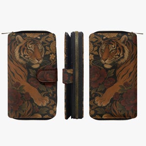 Puede incluir: Cartera tríptica con ilustración de tigre y diseño floral. La cartera es marrón, negra y roja, con cierre de cremallera y cierre a presión. El diseño presenta la cara y el cuerpo de un tigre, sobre un fondo de flores.