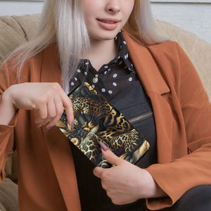Cartera mujer motivo leopardo, cartera negra y dorada, cartera diseño exótico, cartera estampado leopardo, cartera motivo animal