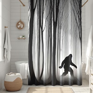 Tenda da doccia Bigfoot Foresta in bianco e nero – Tenda da bagno Sasquatch Foresta gotica, Decorazione misteriosa per il bagno, Regalo per uomo