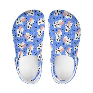 Divertidos zuecos con estampado de vaca de dibujos animados: zapatos de jardín, pantuflas, zapatos de baño y pantuflas azules para mujeres, hombres y niños, idea de regalo