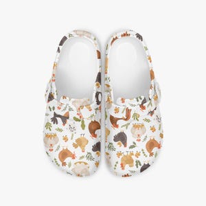 Chicken clogs for women and children – comfortable shoes with a chicken motif in a playful natural style, ideal for everyday use, garden, school and gift ideas.