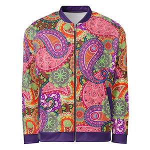 Könnte beinhalten: Eine leuchtende Bomberjacke mit Reißverschluss und einem farbenfrohen Paisley-Muster in Rosa, Orange, Grün und Lila. Die Jacke hat einen lila Kragen, Bündchen und Taschenbesatz. Ein auffälliges Kleidungsstück.