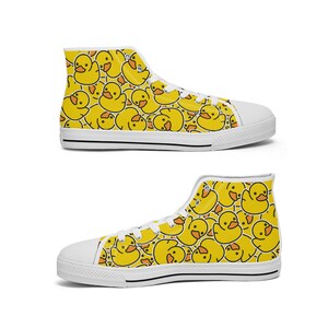 High-Top Turnschuhe Entenmotiv, Lustige Canvas Sneakers mit Gummienten, Gelbe Knöchelschuhe mit witzigem Print, Damenschuhe Cartoon-Design