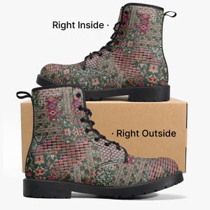 Könnte beinhalten: Paar gemusterte Kampfstiefel mit einer Mischung aus floralen und geometrischen Designs in Grün-, Rosa- und Beigetönen. Die Stiefel haben schwarze Schnürsenkel und Sohlen und werden auf einem Karton präsentiert.