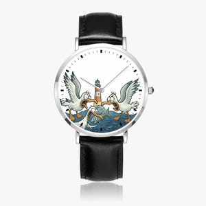 Peut inclure: Montre-bracelet avec bracelet en cuir noir et cadran blanc. Le cadran présente une illustration de dessin animé de mouettes, d'un phare et d'un poisson. La montre a un boîtier en métal argenté.
