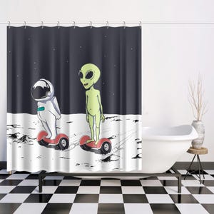 Könnte beinhalten: Duschvorhang mit einem Astronauten und einem Alien auf roten Hoverboards vor einem Sternenhimmel. Der Astronaut trägt einen weißen Raumanzug, während der Außerirdische grün ist. Die Szene spielt auf einer mondähnlichen Oberfläche.