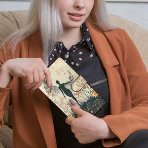 Cartera de mujer bohemia con diseño de luna, billetera de arte espiritual con flores, bolso de mano grande con compartimento para teléfono celular, regalo esotérico para mujer.