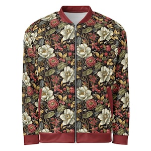 Può includere: Giacca bomber floreale con sfondo scuro, ornata da fiori bianchi e rossi, foglie verdi e bacche. La giacca ha colletto, polsini e finiture bordeaux e una cerniera a tutta lunghezza.