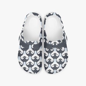 Funny men's and women's rubber clogs with penguin pattern, garden shoes, summer sandals, beach shoes, kawaii animal pattern children's shoes