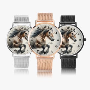 Peut inclure: Trois montres-bracelets avec des bracelets en métal argenté, or rose et noir. Chaque cadran de montre présente un fond blanc avec des chiffres romains noirs pour les heures et une image détaillée d'un cheval blanc et brun courant. Le cadran de la montre comprend également le mot "Niklis".