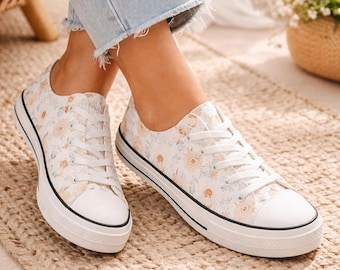 Zapatillas bajas florales para mujer, zapatos de lona blanca con un delicado estampado floral vintage en tonos pastel, zapatillas románticas de estilo cottagecore para el verano.