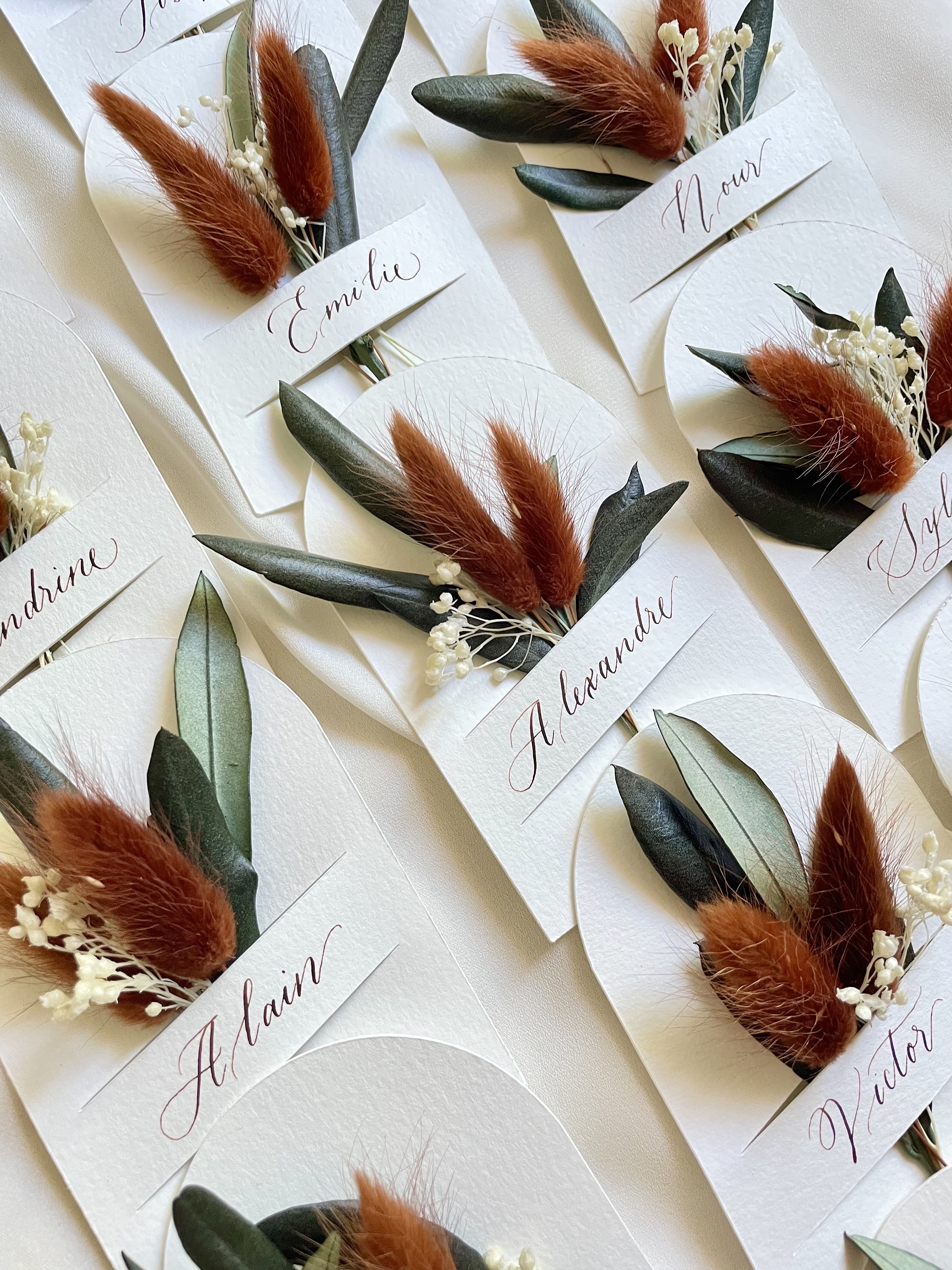 Marque-place fleuri avec calligraphie pour mariage en Provence