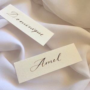 Handgemaakte kalligrafie plaatskaarten voor evenementen Minimalistische plaatskaarten