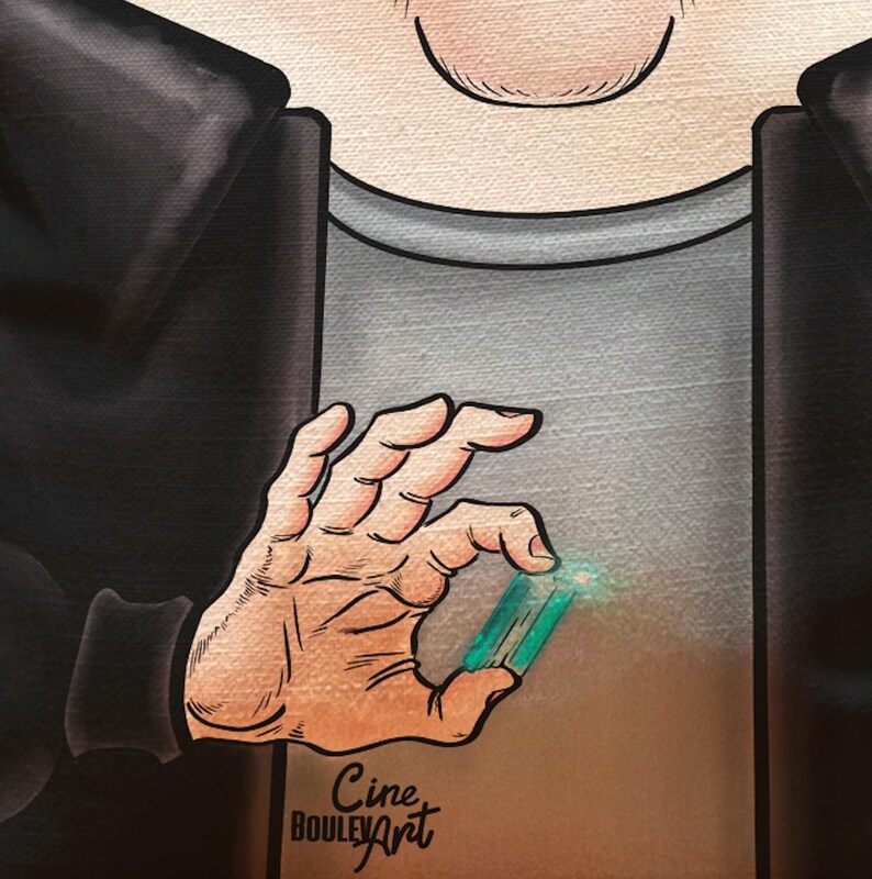Op de afbeelding: Een hand die een klein, gloeiend, teal-kleurig voorwerp vasthoudt. De hand draagt een zwart leren jack. De achtergrond is lichtbruin met de tekst "Cine Bouley Art" in zwart.