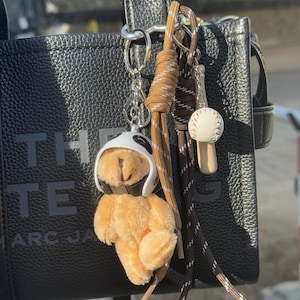 Coole Bär Taschenanhänger mit Baseball Ball, Baseball Schlüsselbund Zubehör für Geldbörse Handtasche, Geschenk für sie