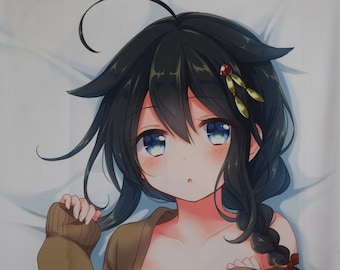 Puede incluir: Un primer plano de una ilustración de estilo anime de una joven con cabello negro largo, ojos azules y un ligero rubor rosado. Lleva un suéter marrón y tiene un adorno de pelo dorado.