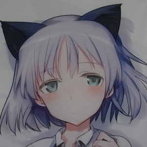 Puede incluir: Primer plano de un personaje de anime con cabello morado y orejas de gato negras. El personaje tiene ojos verdes y lleva una camisa blanca.