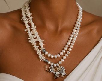 Collar de coral blanco y perlas con colgante de elefante. Regalo para ella, regalo de cumpleaños, joyería artesanal hecha a mano.