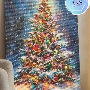 Può includere: Dipinto di un albero di Natale colorato, adornato con palline e luci, su uno sfondo blu nevoso. L'opera d'arte presenta una stella in cima e ha un effetto pixelato, creando una scena festosa.