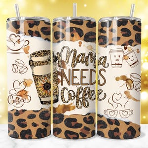 K&ouml;nnte beinhalten: Drei Edelstahlbecher mit Deckel und Strohhalm. Die Becher haben oben und unten ein Leopardenmuster mit einem zerrissenen Papiereffekt in der Mitte. Auf dem mittleren Becher steht der Schriftzug "Mama Needs Coffee".
