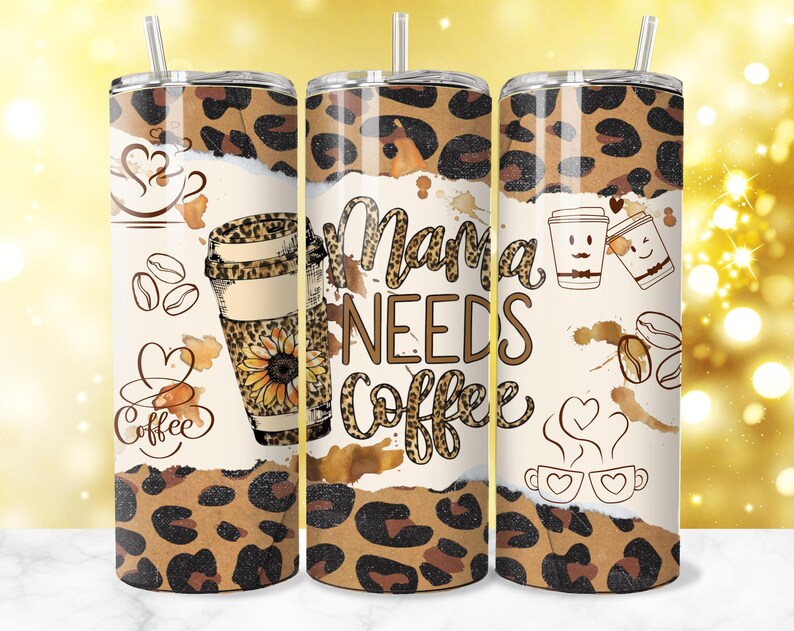 K&ouml;nnte beinhalten: Drei Edelstahlbecher mit Deckel und Strohhalm. Die Becher haben oben und unten ein Leopardenmuster mit einem zerrissenen Papiereffekt in der Mitte. Auf dem mittleren Becher steht der Schriftzug "Mama Needs Coffee".