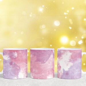 Puede incluir: Tres tazas de cer&aacute;mica con un dise&ntilde;o de estilo acuarela en tonos de rosa y morado. Las tazas tienen un fondo blanco y una asa blanca.