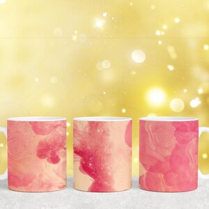 Puede incluir: Tres tazas de cer&aacute;mica blanca con dise&ntilde;os abstractos en rosa y naranja. Las tazas tienen un asa en el lado derecho.