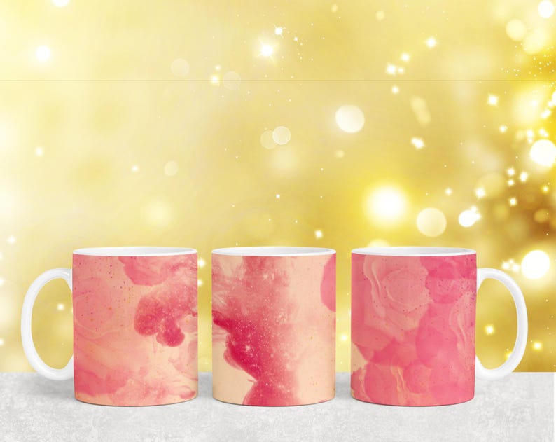 Puede incluir: Tres tazas de cer&aacute;mica blanca con dise&ntilde;os abstractos en rosa y naranja. Las tazas tienen un asa en el lado derecho.