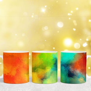 Puede incluir: Tres tazas de cer&aacute;mica con dise&ntilde;os abstractos de acuarela. Las tazas son naranja, verde y azul con fondo blanco.