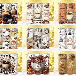 K&ouml;nnte beinhalten: Eine Sammlung isolierter Becher mit Kaffeemotiven. Die Becher zeigen verschiedene Grafiken, darunter Kaffeetassen, Bohnen und Texte wie "Cafe", "Coffee" und "All You Need Is Coffee". Die Farbpalette umfasst Braun-, Wei&szlig;- und Schwarzt&ouml;ne.